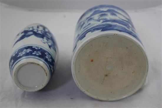 A Chinese export blue and white quart mug, and a blue and white vase, 19th century, 19.5cm